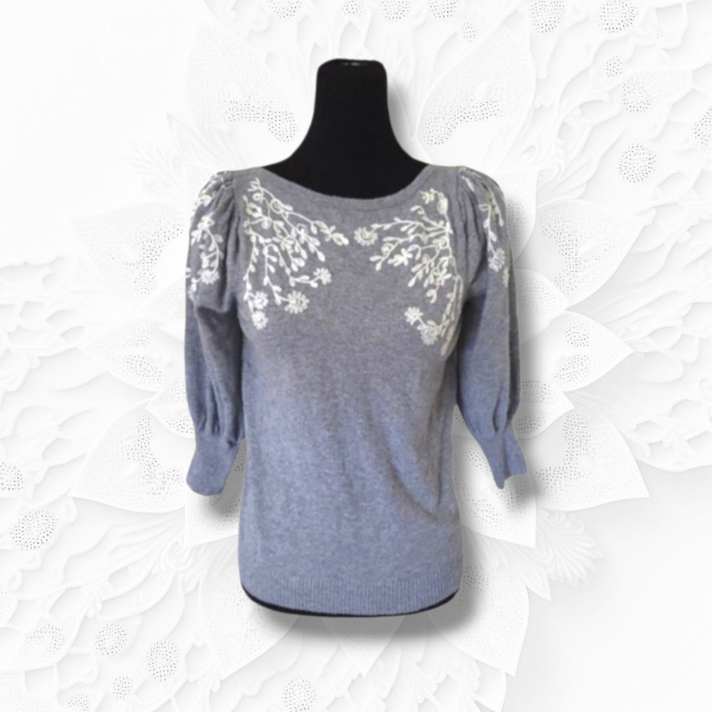 Rain+Rose | Cute Gray/White Floral Embroidered 3/4 Puff Sleeve Sweater (SIZE S)